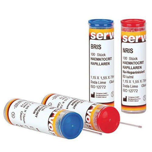 Hämatokrit Kapillare in ihnen vorgesehenen Dosen mit blauen und roten Deckeln. zwei Liegen waagerecht und zwei stehen senkrecht auf einem weißem Hintergrund.jpg